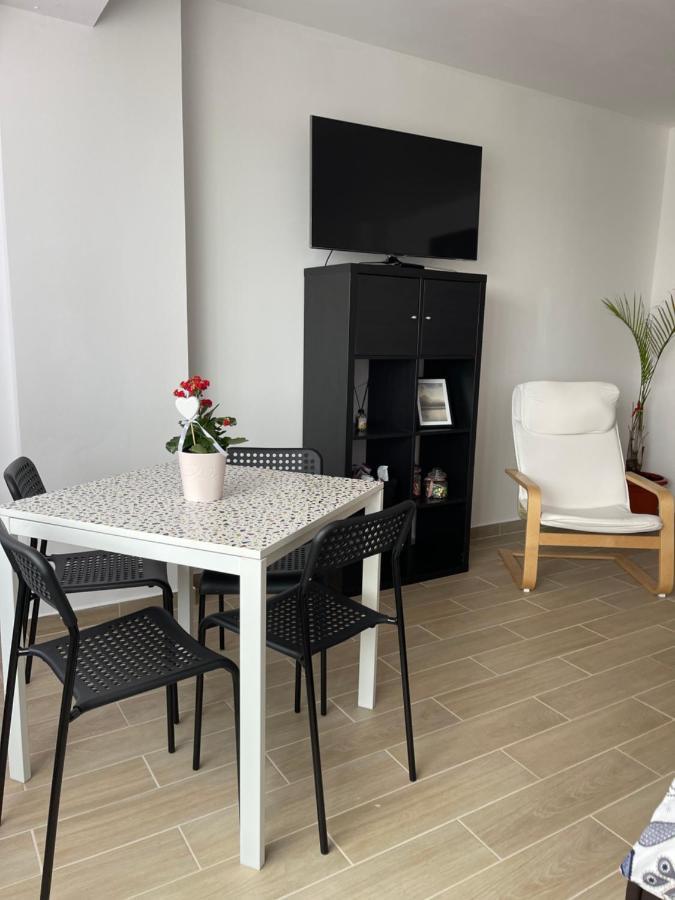 Zeini - Garsoniera Constanta Apartment Bagian luar foto